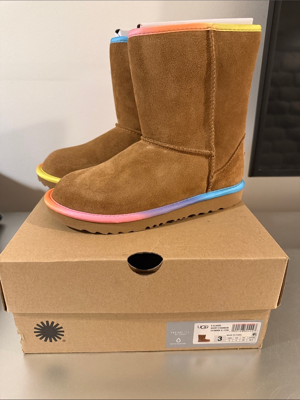 Girls Uggs sz 3